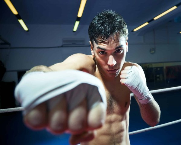 Comment établir un programme d'entraînement de boxe anglaise pour améliorer la précision des directs?